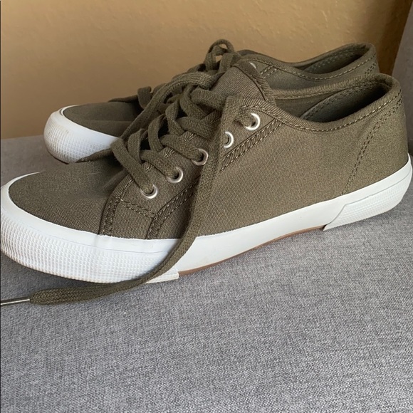 army green tennis shoes